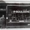 Foto ca.1930-1935 met R.Boulogne voor zijn winkel, Koningstraat 10, Den Haag