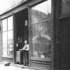 Foto 1925 John Strauss voor zijn winkel, 16 W 3rd St. in downtown St. Paul, (Minnesota USA)