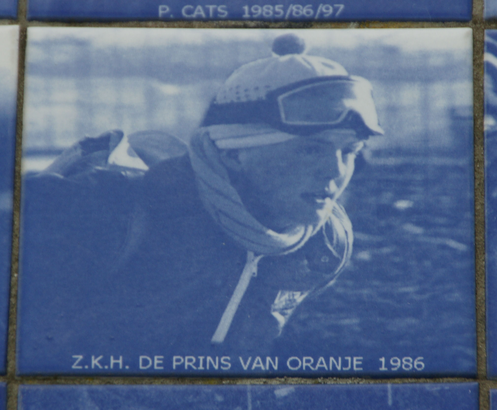 Tegel van Willem Alexander op elfstedenmonument brug bij Giekerk