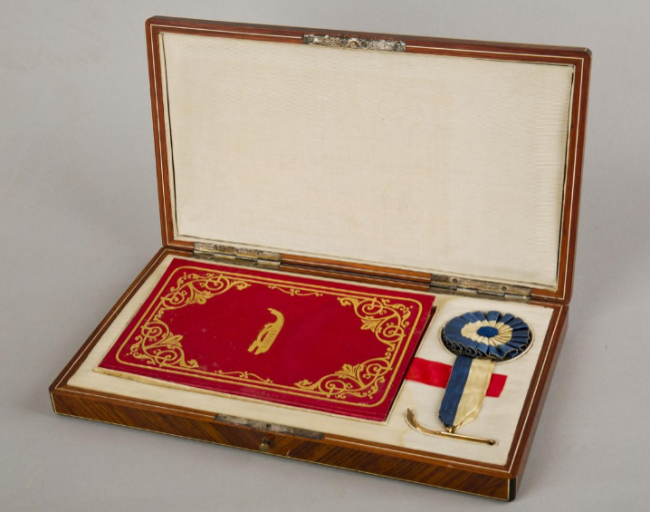 Etui met insigne en reglement van IJsvereniging Thialf van koninklijke verzamelingen