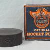 Ijshockey puck schaatsenmaker CCM, Weston (Ontario Canada)