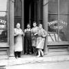 Foto 1938 John Strauss voor zijn winkel, 165 Kellog in downtown St. Paul, (Minnesota USA)