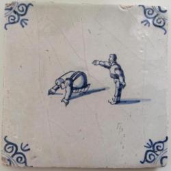 Twee schaatsers man wijst op gevaar in de verte