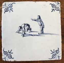 Twee schaatsers, waarvan één wijst op gevaar in de verte