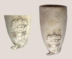 Goudse pijpenkop met afbeelding 'twee schaatsen gekroond'