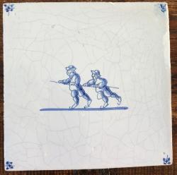 Twee schaatsers met schaatsstok