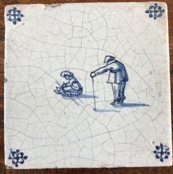 Kind op prikslee en man die met ijsstok de dikte van het ijs meet