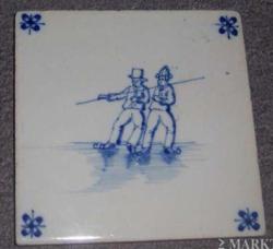 Twee schaatsers met schaatsstok