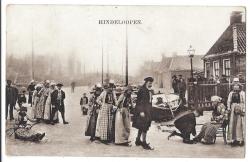 Schaatsers in traditionele klederdracht, Hindeloopen