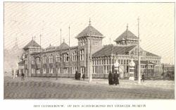 Clubgebouw Museumplein bij Concertgebouw op achtergrond Stedelijk Museum
