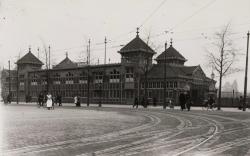 Foto club- en bestuursgebouw gelegen voor het Concertgebouw