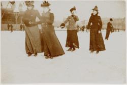 Dames op de schaats Museumplein IJsclubterrein