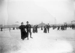 Schaatsende mensen op het ijs IJsclubterrein Amsterdamsche IJsclub, 1896-1897