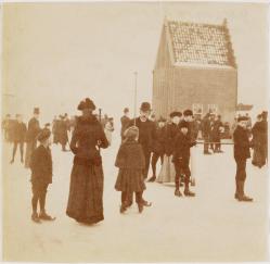 Gezinnen aan het schaatsen Museumplein IJsclubterrein