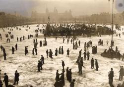 IJsbaan Museumplein 17 februari 1912 met het Rijksmuseum in de verte