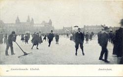 IJsbaan Museumplein met het Rijksmuseum in de verte