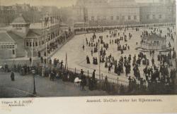 IJsbaan Museumplein met achteraan het Stedelijk Museum en links Club- en bestuursgebouw van de AIJC, ca.1910