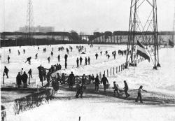 IJsbaan IJsbaanpad gezien vanuit het nieuwe clubhuis, 1964