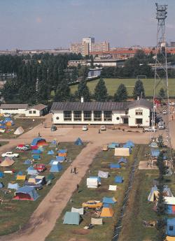 Kampeerterrein in de zomer op terrein ijsbaan IJsbaanpad