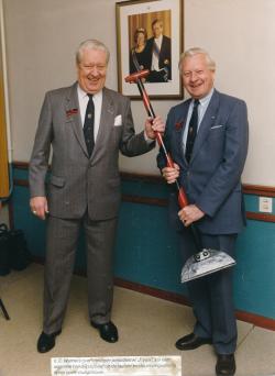 Hand-IJsschaaf overhandiging ir.E.Warners (re.) aan vz.H.J.van Laer (li.) 1989