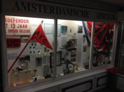 Vitrine met vele attributen van de AIJC in het Eerste Friese Schaatsmuseum