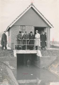 Bezoek van bestuurders Amsterdamse IJsclub in 1936 aan een poldergemaal