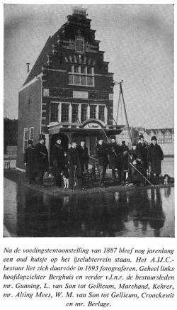 Bestuurders op Museumplein 1893 voor gebouw Voedingstentoonstelling 1887