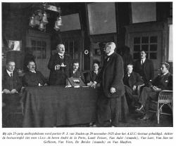 Bestuur huldigt portier P.J.Staden vanwege 25-jaar ambtsjubileum in 1925