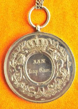 Achterzijde gouden medaille voor Jaap Eden van Koningin Wilhelmina