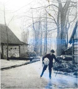 Man schaatst met een pak onder de arm