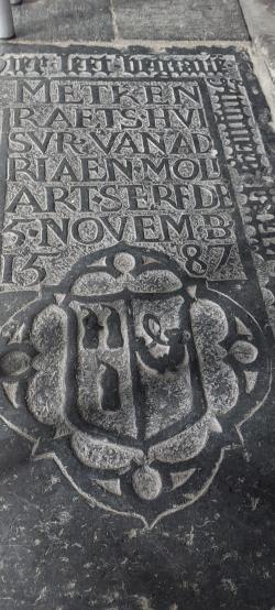 Grafzerken met wapen van familie De Raet