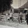 Cees (nees) Wahlen, de man met de hoed in het midden, en zijn gezin bij hun boerderij op de Vuurlijn in de Kwakel