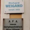 Foto 1998 van naambord van de leegstaande fabriek van Richard Weigand