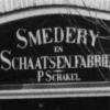 Foto bord boven de deur: Smederij en Schaatsenfabriek P.Schakel
