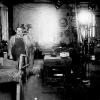 Foto 1925 John Strauss in zijn winkel, 16 W 3rd St. in downtown St. Paul, (Minnesota USA)