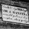 Foto gedenkplaat eerste steen smederij Hamstra op 8 september 1858