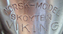 Merkteken Metalen noor NORSK-MODEL SKOYTER 1948 VIKING Schaatsenfabriek, Amsterdam