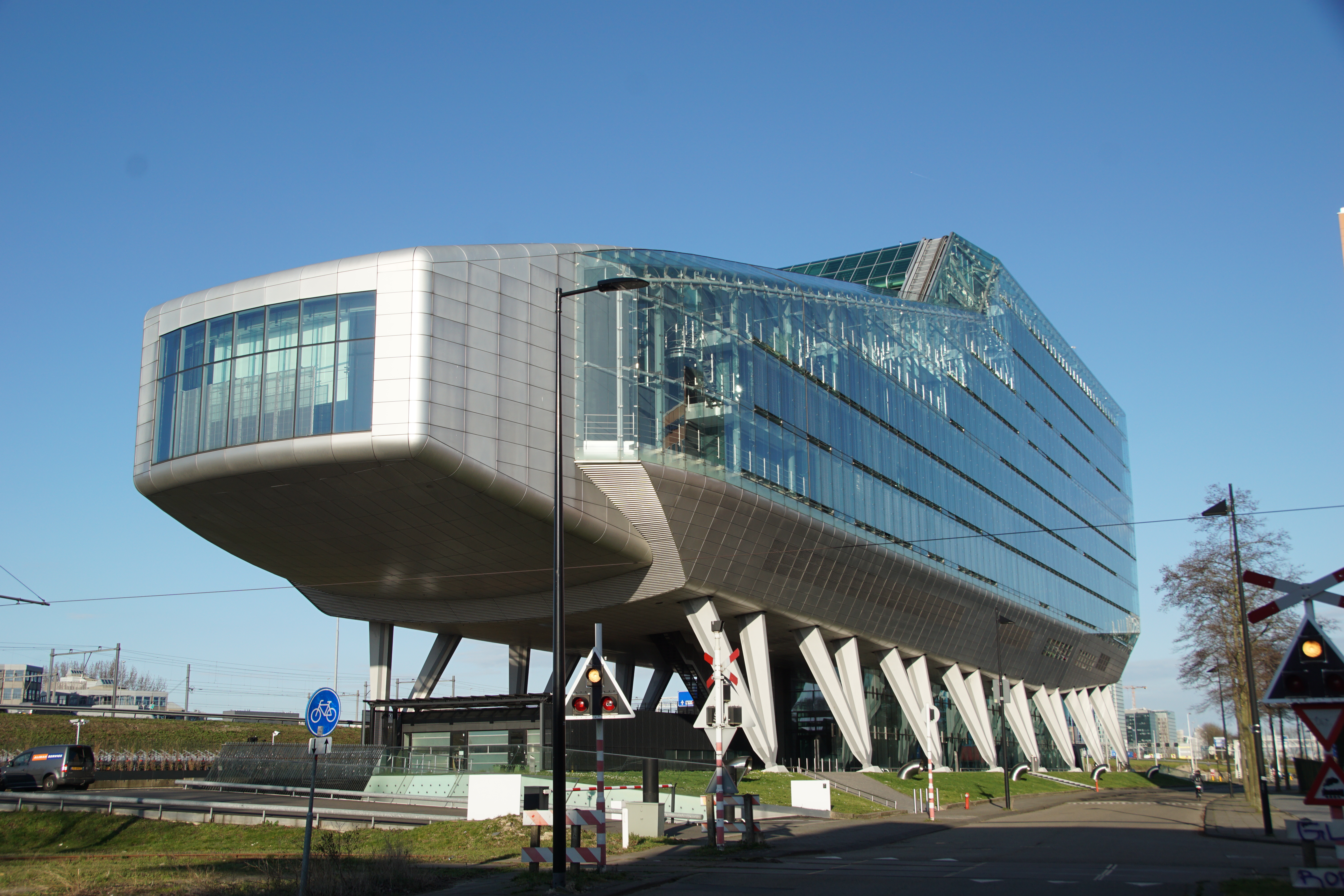 verwijderen Archeoloog verlichten Gebouw in de vorm van een schaats in Amsterdam