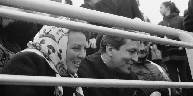 Prinses Beatrix en prins Claus op tibune in Grenoble 1968