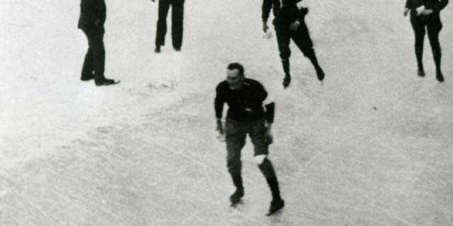 Abe de Vries winnaar Elfstedentocht 1933